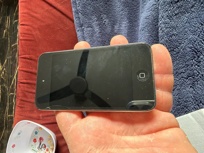 Vendo iPod antigo tela trincada porém muito bem conservado