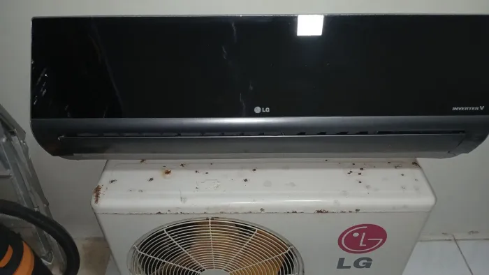 Ar condicionado LG de 18 mil BTUs com vazamento na condensadora