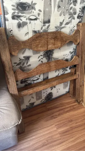 Vendo cama de solteiro modelo Peixe em sucupira. 