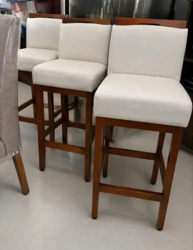 Kit 3 banquetas altas madeira estofadas em linho 