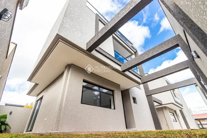Sobrado Novo com 3 Suítes e Terraço à Venda no Hauer - Curitiba/PR