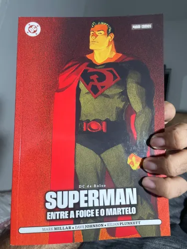 DC DE BOLSO SUPERMAN ENTRE A FOICE E O MARTELO