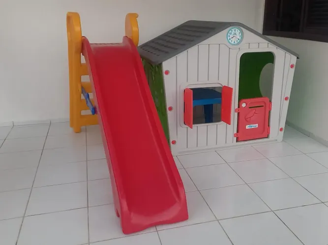 Escorregador e Casinha Infantil.