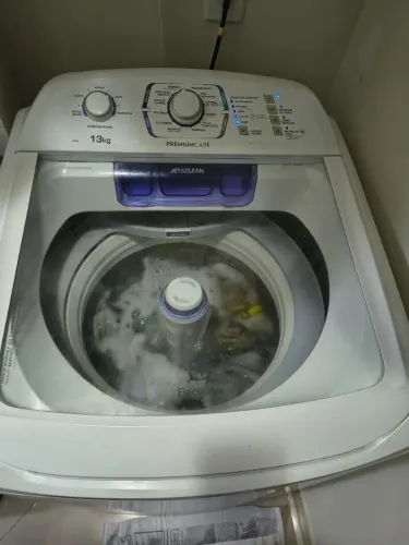 Máquina de lavar roupa zerada sem detalhes Eletrolux