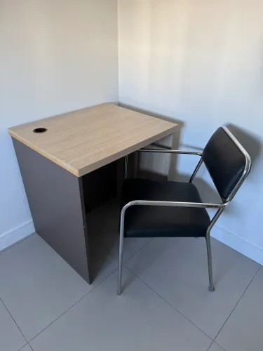 Mesa de estudo Mais  cadeira em couro