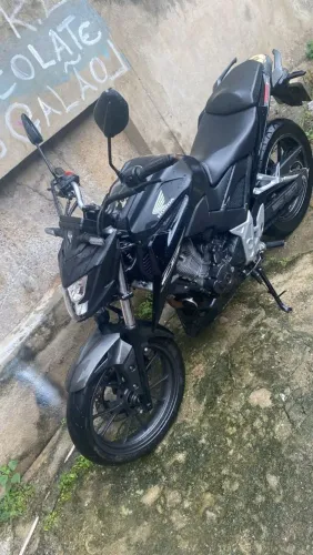 **Honda CB 300F Twister 2023/2024**, com **baixa quilometragem**,