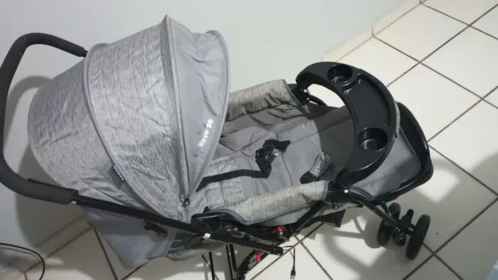 Vende se um carrinho de bebê Cosco semi usado cinza.