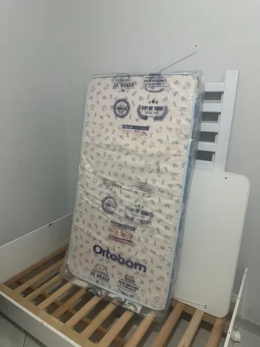 Vendo berço que vira cama com colchão 