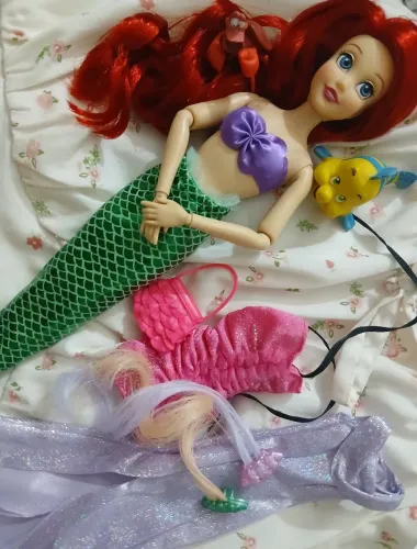 Boneca princesa Ariel Disney store, com acessórios, roupas e amigos 
