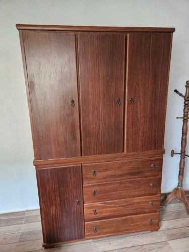 Guarda roupa de madeira 3 portas 4 gavetas