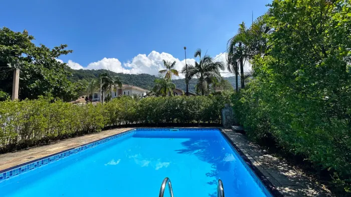 Casa térrea À VENDA no Condomínio Granville na praia da Enseada em Guarujá