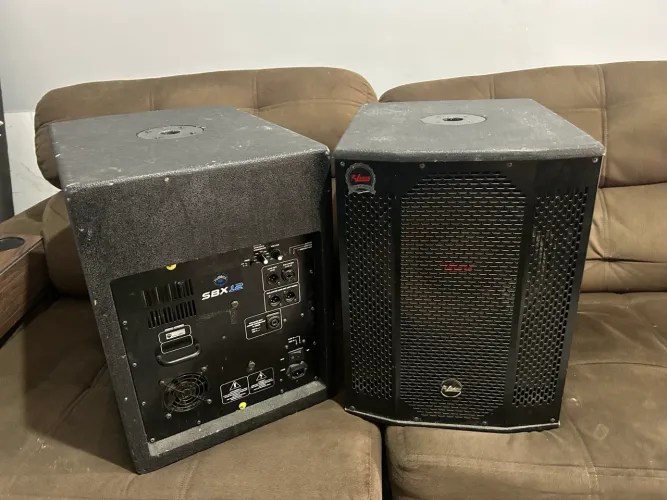 Vendo um par de Sub turbox 1 ativo e um passivo de 12 com 600w cada