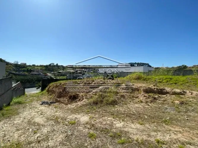 Terreno acima do nível da rua com 1.000m em Condomínio Fechado - COD 15493