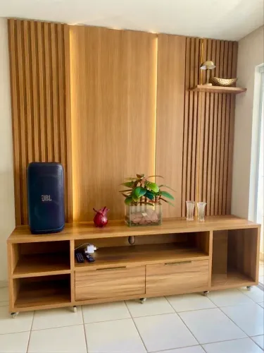 Conjunto de Rack Premium com Painel Ripado - Elegância e Design Exclusivo