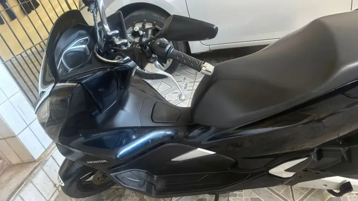PCX 2019 conservada moto de mulher.