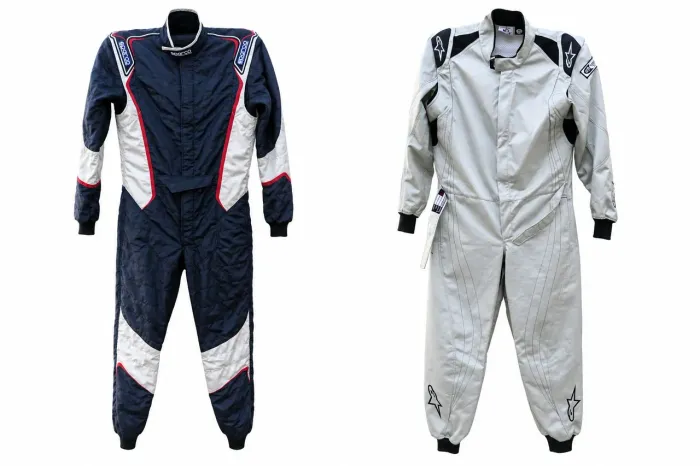 macacão de corrida é um Alpinestars Delta,