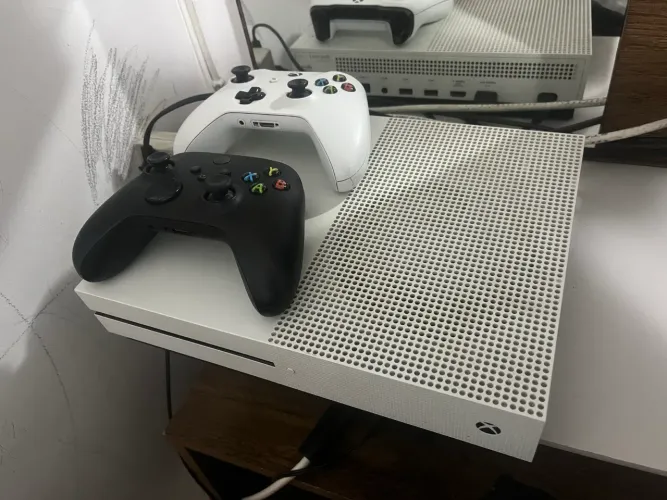 Xbox One s, 2 controles, 35 jogos e um fone