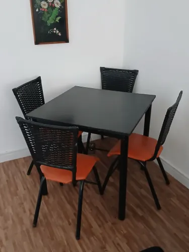 Mesa com 4 cadeiras estofadas