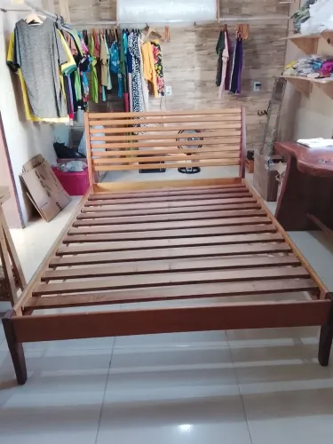 Cama casal de madeira maciça luxo!