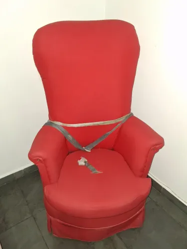Sofá em perfeito estado, com encosto alto.