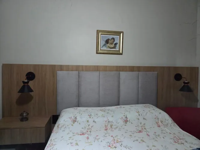 Cabeceira para cama casal com 1 criado mudo