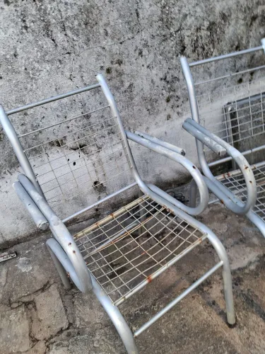 Quatro cadeiras por 100 reais