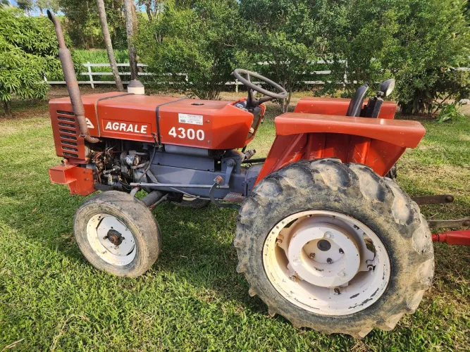 Vendo ou troco Trator Agrale 4300 com implementos muito conservado 