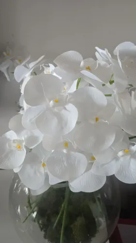Orquídeas artificiais com aspecto natural para arranjos permanentes