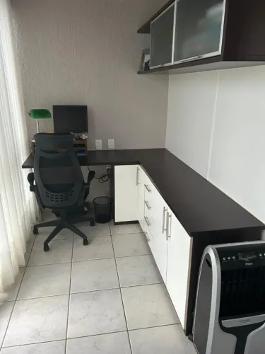 Mesa de Escritório Planejada em L, Grande, com Gavetas e Armários