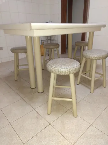 Mesa de cozinha e 6 bancos de ferro