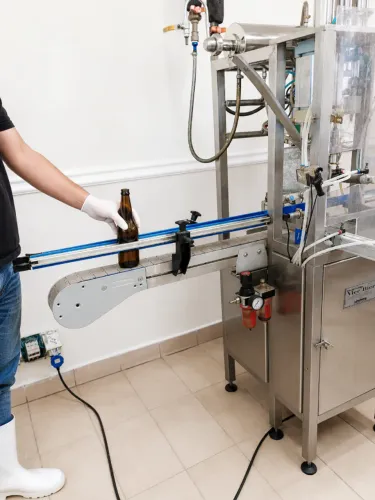 VENDO/TROCO Máquina Profissional de Envase e Lacre de Garrafas LongNeck e 600ml em Inox