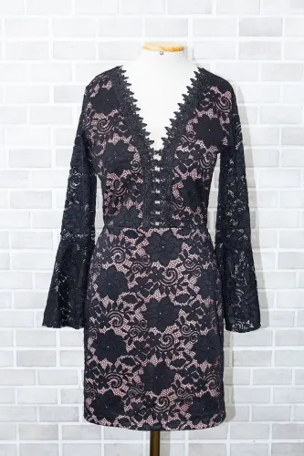 Vestido de renda com manga longa estilo morcego
