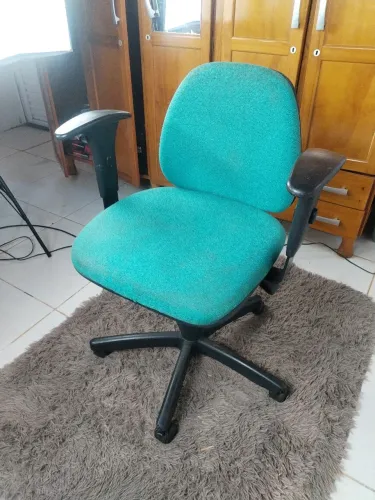 Cadeira de Escritório Giratória Ergonômica com Braços e Regulagem - Ótimo Estado
