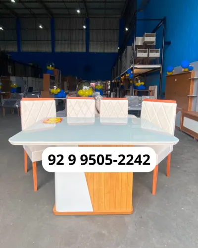 Mesa de Jantar 4 Lugares + 4 Cadeiras Estofadas - R$ 1.799