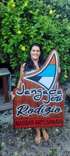 Lindas placas entalhadas em madeira 