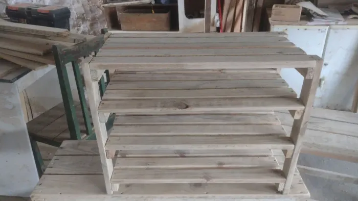 Estante multiusos, medindo 1m x 60 x30cm madeira de pinus 