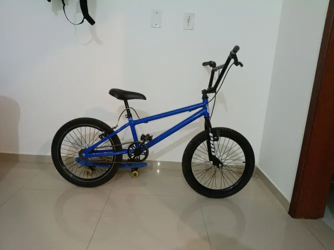 Bike BMX semi nova em ótimo estado 