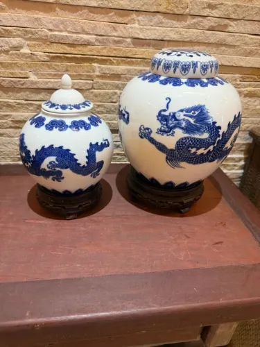 Par de Potiches em Porcelana Azul e Branco com Base em Madeira - Decoração Oriental