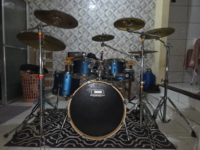 Bateria D?One Rocket completa em excelente estado de conservação. Valor $ 4.500,00