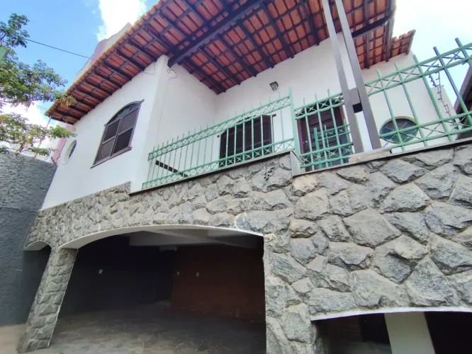 Casa Ampla com Habite-se e 5 Quartos Caiçara