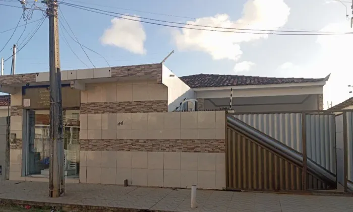 Vendo ou alugo casa com ponto comercial no José Américo 
