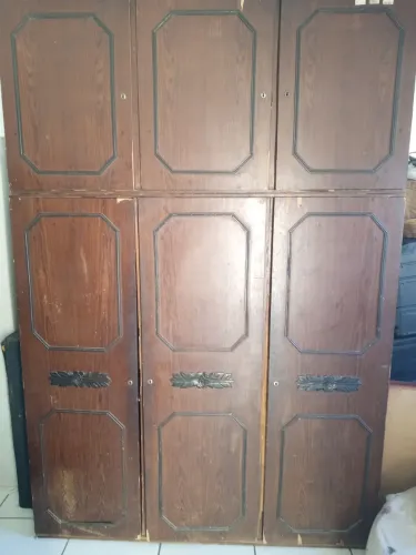 Vendo guarda roupa, madeira maciça tem mais de 50 anos ,$450,00 reais sou da zona leste