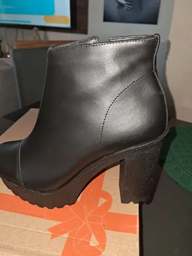 Bota cano curto nova na caixa tratorada tamanho 35 feminina na caixa 