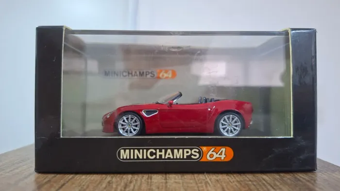Minichamps Alfa Romeo 8C Spider vermelha 1:64