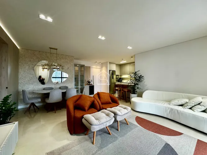 Amplo apartamento mobiliado, com 159m², 04 dormitórios, e vista mar.