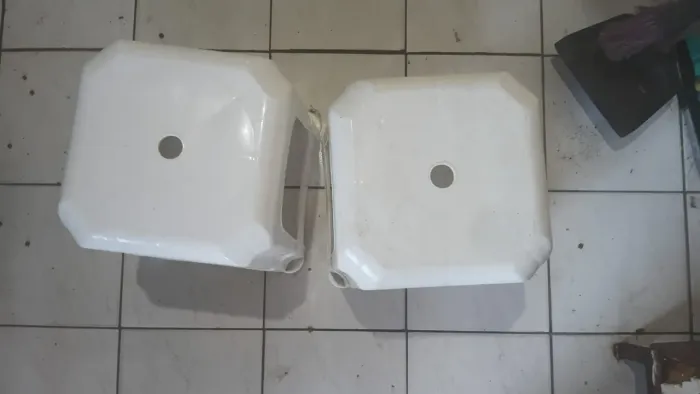 2 BANQUETAS DE PLÁSTICO (SEM DETALHES)