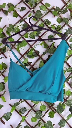 Top cropped em tom verde