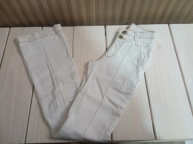 Calça Tam 34, cor bege claro, com lycra.