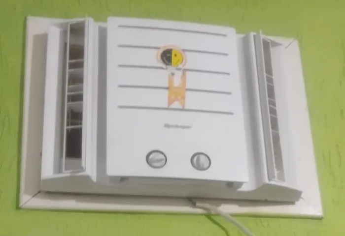 Ar condicionado Springer funcionado, gelando muito bem,limpo e higienizado .