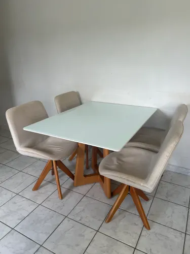 Mesa com 4 cadeiras